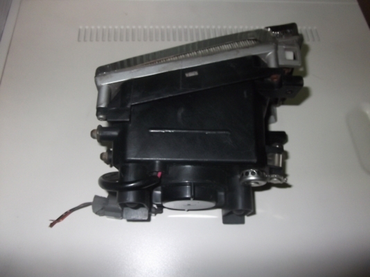 เศษไฟตัดหมอก ข้างซ้ายของรถ NISSAN เลนส์ในสีเหลือง