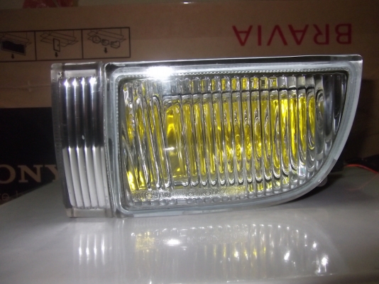 เศษไฟตัดหมอก ข้างซ้ายของรถ NISSAN เลนส์ในสีเหลือง