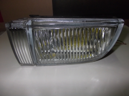 เศษไฟตัดหมอก ข้างซ้ายของรถ NISSAN เลนส์ในสีเหลือง