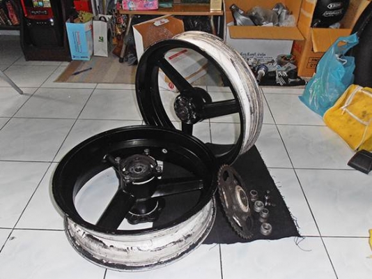 ขาย มือเเบรค + มือครัช ant lion // โช๊ค SHOWA  // ล้อแม็กนีเซี่ยม SF