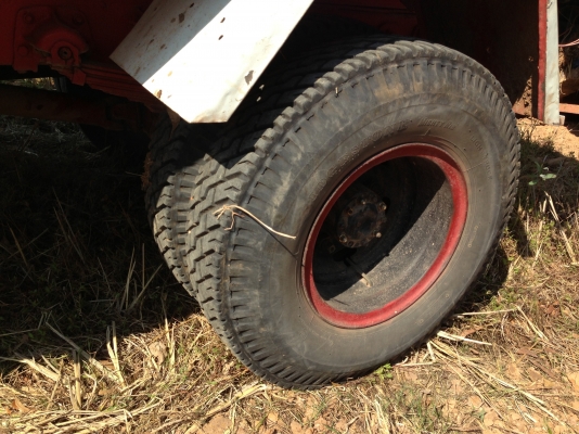 HINO KM310 - 145 HP EH100 หกล้อดั๊มพ์ กระบะดั๊มพ์เหล็ก 4 ตันยาว 3.50 เมตรสภาพดีไม่มีผุ เครื่องแน่นแรงดีมากลงเล่มครบถูกต้อง หัวเก๋ง HINO FB ตาเหลี่ยมสวยดีลงเล่มแล้ว ภายในเก๋งคอนโซลครบ พวงมาลัยเพาเวอร์ ช่วงล่างใหญ่เฟืองท้ายติด F แล้ว คัชซีสวยไม่ผุ ยาง 8.25