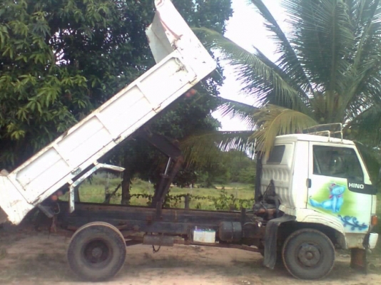 HINO KM310 - 145 HP EH100 หกล้อดั๊มพ์ กระบะดั๊มพ์เหล็ก 4 ตันยาว 3.50 เมตรสภาพดีไม่มีผุ เครื่องแน่นแรงดีมากลงเล่มครบถูกต้อง หัวเก๋ง HINO FB ตาเหลี่ยมสวยดีลงเล่มแล้ว ภายในเก๋งคอนโซลครบ พวงมาลัยเพาเวอร์ ช่วงล่างใหญ่เฟืองท้ายติด F แล้ว คัชซีสวยไม่ผุ ยาง 8.25