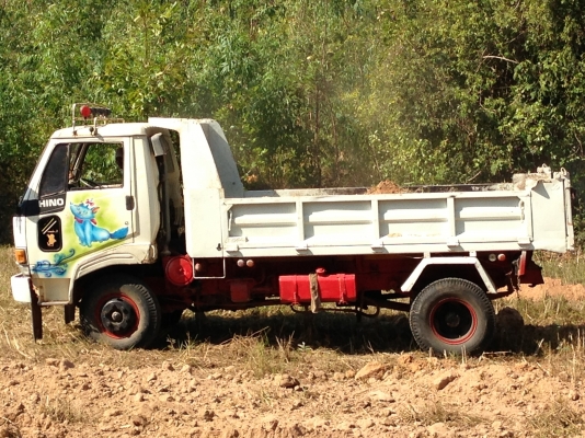 HINO KM310 - 145 HP EH100 หกล้อดั๊มพ์ กระบะดั๊มพ์เหล็ก 4 ตันยาว 3.50 เมตรสภาพดีไม่มีผุ เครื่องแน่นแรงดีมากลงเล่มครบถูกต้อง หัวเก๋ง HINO FB ตาเหลี่ยมสวยดีลงเล่มแล้ว ภายในเก๋งคอนโซลครบ พวงมาลัยเพาเวอร์ ช่วงล่างใหญ่เฟืองท้ายติด F แล้ว คัชซีสวยไม่ผุ ยาง 8.25