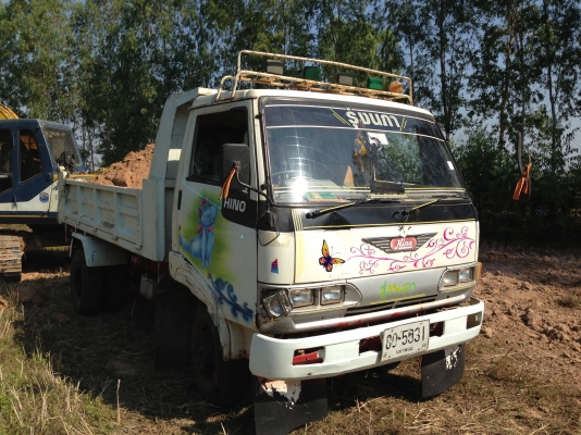 HINO KM310 - 145 HP EH100 หกล้อดั๊มพ์ กระบะดั๊มพ์เหล็ก 4 ตันยาว 3.50 เมตรสภาพดีไม่มีผุ เครื่องแน่นแรงดีมากลงเล่มครบถูกต้อง หัวเก๋ง HINO FB ตาเหลี่ยมสวยดีลงเล่มแล้ว ภายในเก๋งคอนโซลครบ พวงมาลัยเพาเวอร์ ช่วงล่างใหญ่เฟืองท้ายติด F แล้ว คัชซีสวยไม่ผุ ยาง 8.25