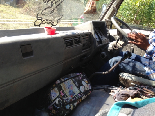 HINO KM310 - 145 HP EH100 หกล้อดั๊มพ์ กระบะดั๊มพ์เหล็ก 4 ตันยาว 3.50 เมตรสภาพดีไม่มีผุ เครื่องแน่นแรงดีมากลงเล่มครบถูกต้อง หัวเก๋ง HINO FB ตาเหลี่ยมสวยดีลงเล่มแล้ว ภายในเก๋งคอนโซลครบ พวงมาลัยเพาเวอร์ ช่วงล่างใหญ่เฟืองท้ายติด F แล้ว คัชซีสวยไม่ผุ ยาง 8.25