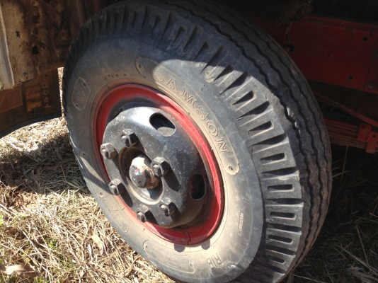 HINO KM310 - 145 HP EH100 หกล้อดั๊มพ์ กระบะดั๊มพ์เหล็ก 4 ตันยาว 3.50 เมตรสภาพดีไม่มีผุ เครื่องแน่นแรงดีมากลงเล่มครบถูกต้อง หัวเก๋ง HINO FB ตาเหลี่ยมสวยดีลงเล่มแล้ว ภายในเก๋งคอนโซลครบ พวงมาลัยเพาเวอร์ ช่วงล่างใหญ่เฟืองท้ายติด F แล้ว คัชซีสวยไม่ผุ ยาง 8.25