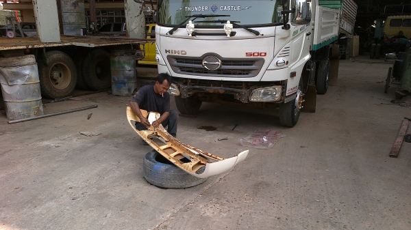 ขายกันชนหกล้อ HINO MEGA FC9J ของติดมากับรถ