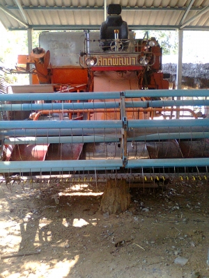 ขายรถเกี่ยวข้าวศักดิ์พัฒนารองกระสอบ