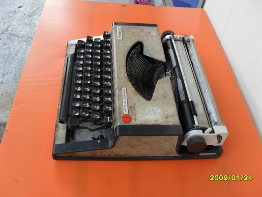 ขายเครื่องพิมพ์ดีด OLYMPIA  รุ๋นเก่า เหมาะแก่การสะสม  ใช้งานใด้ดี