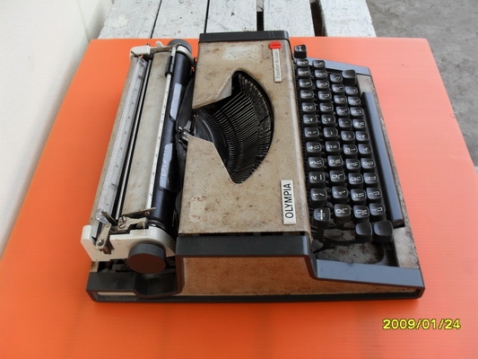 ขายเครื่องพิมพ์ดีด OLYMPIA  รุ๋นเก่า เหมาะแก่การสะสม  ใช้งานใด้ดี