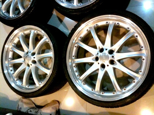 ล้อ HARTGE ขนาด 22 นิ้ว 5 รู แท้จากเยอรมัน พร้อมยางดอกเต็มๆ หน้า 265-30-22 หลัง 295-25-22 .Tel.085-150-9040 P ล้อ HARTGE ขนาด 22 นิ้ว 5 รู แท้จากเยอรมัน พร้อมยางดอกเต็มๆ หน้า 265-30-22 หลัง 295-25-22 .Tel.085-150-9040 P