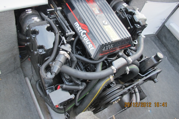 -ผ่อนได้- ขาย เรือ CELEBRITY 18 ฟุต เครื่อง MERCRUISER 4.3 เรือนำเข้า USA  สภาพสวยมาก