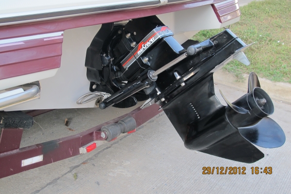 -ผ่อนได้- ขาย เรือ CELEBRITY 18 ฟุต เครื่อง MERCRUISER 4.3 เรือนำเข้า USA  สภาพสวยมาก