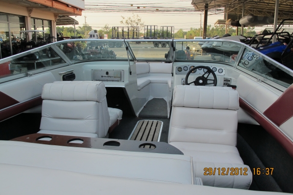 -ผ่อนได้- ขาย เรือ CELEBRITY 18 ฟุต เครื่อง MERCRUISER 4.3 เรือนำเข้า USA  สภาพสวยมาก