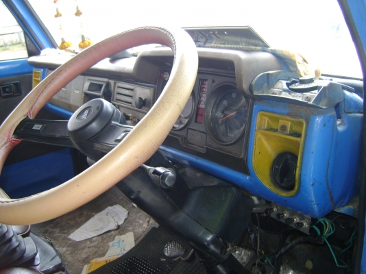 รถบรรทุกหกล้อกลาง พร้อมใช้งาน