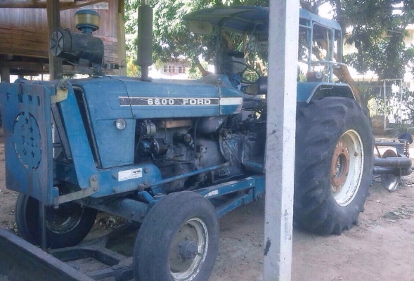 FORD 6600 - T5 รถไถเพลาเดียว เสื้อเรียบ รถสวยสภาพดีสุดครับพร้อมใช้งานได้เลย อุปกรณ์ครบพร้อม 3 ชิ้น มีใบดันหน้า ผานพรวน 5 ผานพรวนยกร่อง 3 เครื่องแน่นดีแรงดีมากไม่มีเยิ้ม เกียร์เข้าง่ายไม่มีหลุด ระบบไฮดรอลิกส์ไม่มีแตกเยิ้ม ช่วงล่างแน่น ยางสภาพดี 65\% พร้อมใช