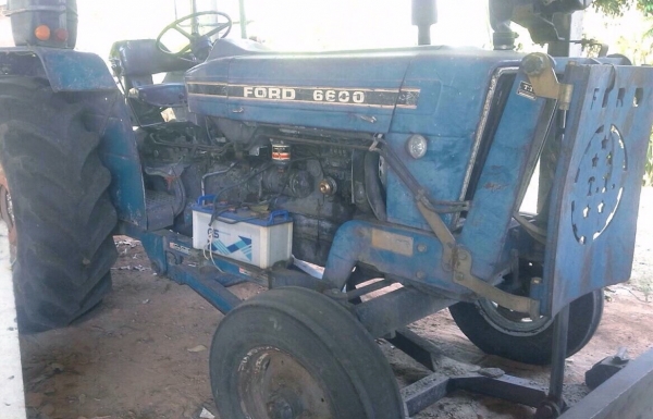 FORD 6600 - T5 รถไถเพลาเดียว เสื้อเรียบ รถสวยสภาพดีสุดครับพร้อมใช้งานได้เลย อุปกรณ์ครบพร้อม 3 ชิ้น มีใบดันหน้า ผานพรวน 5 ผานพรวนยกร่อง 3 เครื่องแน่นดีแรงดีมากไม่มีเยิ้ม เกียร์เข้าง่ายไม่มีหลุด ระบบไฮดรอลิกส์ไม่มีแตกเยิ้ม ช่วงล่างแน่น ยางสภาพดี 65\% พร้อมใช