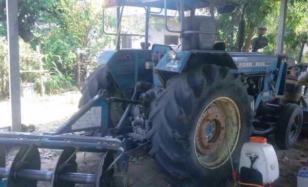 FORD 6600 - T5 รถไถเพลาเดียว เสื้อเรียบ รถสวยสภาพดีสุดครับพร้อมใช้งานได้เลย อุปกรณ์ครบพร้อม 3 ชิ้น มีใบดันหน้า ผานพรวน 5 ผานพรวนยกร่อง 3 เครื่องแน่นดีแรงดีมากไม่มีเยิ้ม เกียร์เข้าง่ายไม่มีหลุด ระบบไฮดรอลิกส์ไม่มีแตกเยิ้ม ช่วงล่างแน่น ยางสภาพดี 65\% พร้อมใช