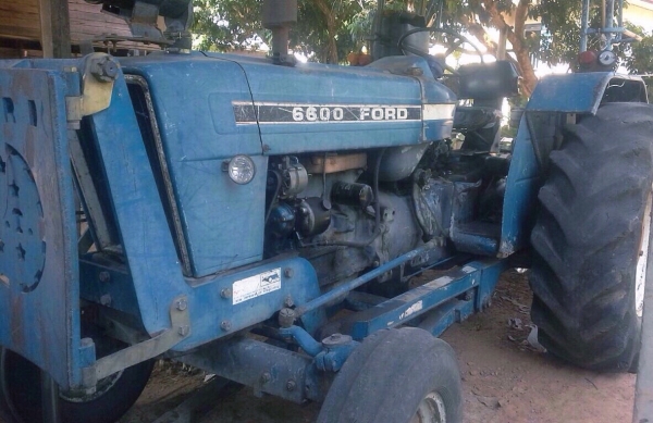 FORD 6600 - T5 รถไถเพลาเดียว เสื้อเรียบ รถสวยสภาพดีสุดครับพร้อมใช้งานได้เลย อุปกรณ์ครบพร้อม 3 ชิ้น มีใบดันหน้า ผานพรวน 5 ผานพรวนยกร่อง 3 เครื่องแน่นดีแรงดีมากไม่มีเยิ้ม เกียร์เข้าง่ายไม่มีหลุด ระบบไฮดรอลิกส์ไม่มีแตกเยิ้ม ช่วงล่างแน่น ยางสภาพดี 65\% พร้อมใช