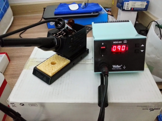 เครื่องดูดตะกั่วแบบตั้งโต๊ะ Weller