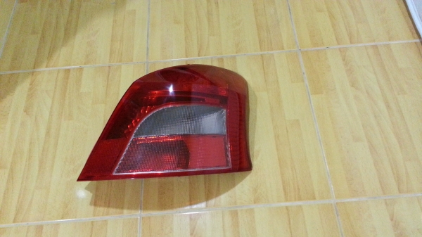 ไฟท้ายยาริส ตัวแรก ข้างขวาของแท้มือสองขายตามสภาพ