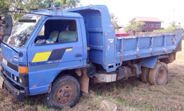 ISUZU NPR 168 HP EH700 หกล้อดั๊มพ์ รถแน่นสภาพดีพร้อมใช้งานได้เลยครับ รถประกอบไม่มีเอกสารเล่มทะเบียนนะครับ วางเครื่องยนต์ 185 แรง 6 เกียร์ เครื่องแน่นแรงดีมากๆครับ หัวเก๋งสวยไม่ผุภายในเก๋งคอนโซลครบพร้อม พวงมาลัยเพาเวอร์ ระบบเบรคทริ๊ปฟี้ครบครัน กระบะดั๊มพ์เ
