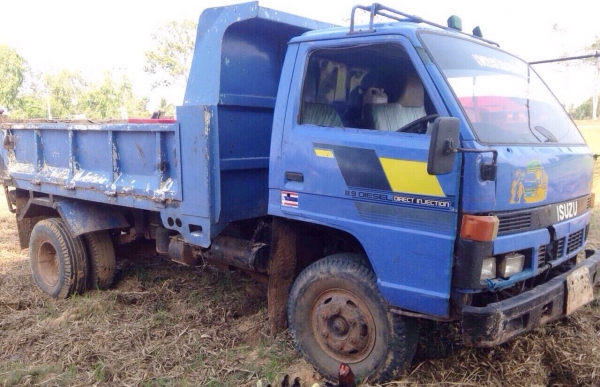 ISUZU NPR 168 HP EH700 หกล้อดั๊มพ์ รถแน่นสภาพดีพร้อมใช้งานได้เลยครับ รถประกอบไม่มีเอกสารเล่มทะเบียนนะครับ วางเครื่องยนต์ 185 แรง 6 เกียร์ เครื่องแน่นแรงดีมากๆครับ หัวเก๋งสวยไม่ผุภายในเก๋งคอนโซลครบพร้อม พวงมาลัยเพาเวอร์ ระบบเบรคทริ๊ปฟี้ครบครัน กระบะดั๊มพ์เ