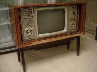 ทีวีโบราณยี่ห้อ ธานินทร์