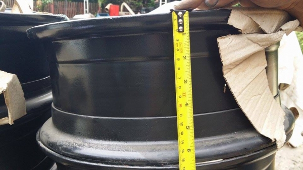 กะทะล้อ 6 รู เก่าญี่ปุ่น  สภาพใหม่ ขนาดความกว้าง 17.5"  ความสูง 7"