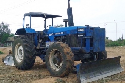 FORD 6640 - 2 เพลา อุปกรณ์ครบพร้อมใช้งานได้เลยครับ มีใบดันหน้า ผานพรวนยกร่อง 3 เครื่องยนต์เดิมๆแรงดีไม่เยิ้ม ระบบเกียร์ใช้งานง่ายไม่มีหลุด ระบบไฮดรอลิกส์ไม่แตกเยิ้ม ช่วงล่าง 2 เพลาคานหน้าคาเรโร่แน่นดีสุดๆครับ ยางสภาพดีประมาณ 65\% พร้อมใช้งานได้เลย เอกสารเล FORD 6640 - 2 เพลา อุปกรณ์ครบพร้อมใช้งานได้เลยครับ มีใบดันหน้า ผานพรวนยกร่อง 3 เครื่องยนต์เดิมๆแรงดีไม่เยิ้ม ระบบเกียร์ใช้งานง่ายไม่มีหลุด ระบบไฮดรอลิกส์ไม่แตกเยิ้ม ช่วงล่าง 2 เพลาคานหน้าคาเรโร่แน่นดีสุดๆครับ ยางสภาพดีประมาณ 65\% พร้อมใช้งานได้เลย เอกสารเล