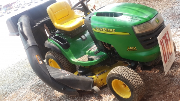 ขายรถตัดหญ้าแบบนั่งขับJohn deere  L120 (20แรง)