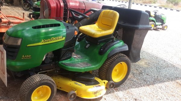 ขายรถตัดหญ้าแบบนั่งขับJohn deere  L120 (20แรง)