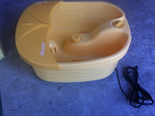 เครื่องทำสปาเท้าที่บ้าน เป็นการช่วยผ่อนคลายเท้าด้วยการทำสปา มีฟองอากาศช่วยการนวด มีหลายแบบ หลายเครื่อง