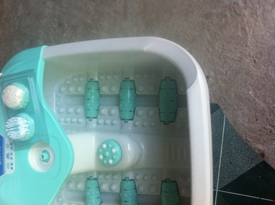 เครื่องทำสปาเท้าที่บ้าน เป็นการช่วยผ่อนคลายเท้าด้วยการทำสปา มีฟองอากาศช่วยการนวด มีหลายแบบ หลายเครื่อง