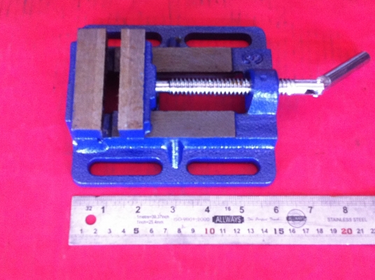 ปากกาจับชิ้นงาน 3 นิ้วและ 4 นิ้ว บนแท่นสว่าน หรือยึดบนโต้ะได้ ใช้จับชิ้นงานในการเจาะ ทำเกลี่ยว อื่นๆ ช่วยให้การทำงานง่ายขึ้น