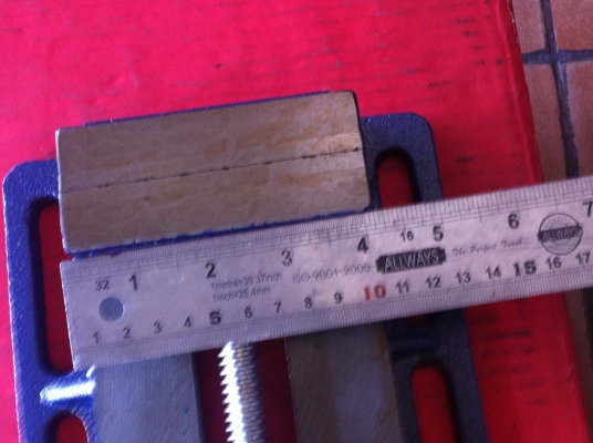 ปากกาจับชิ้นงาน 3 นิ้วและ 4 นิ้ว บนแท่นสว่าน หรือยึดบนโต้ะได้ ใช้จับชิ้นงานในการเจาะ ทำเกลี่ยว อื่นๆ ช่วยให้การทำงานง่ายขึ้น