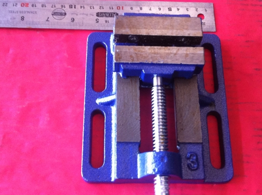 ปากกาจับชิ้นงาน 3 นิ้วและ 4 นิ้ว บนแท่นสว่าน หรือยึดบนโต้ะได้ ใช้จับชิ้นงานในการเจาะ ทำเกลี่ยว อื่นๆ ช่วยให้การทำงานง่ายขึ้น