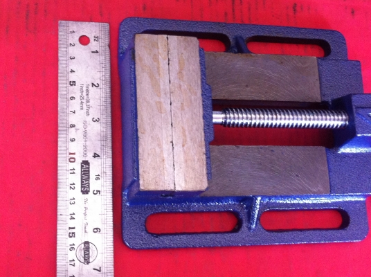 ปากกาจับชิ้นงาน 3 นิ้วและ 4 นิ้ว บนแท่นสว่าน หรือยึดบนโต้ะได้ ใช้จับชิ้นงานในการเจาะ ทำเกลี่ยว อื่นๆ ช่วยให้การทำงานง่ายขึ้น