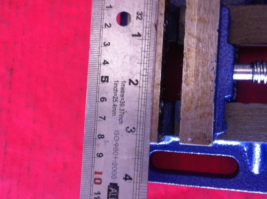 ปากกาจับชิ้นงาน 3 นิ้วและ 4 นิ้ว บนแท่นสว่าน หรือยึดบนโต้ะได้ ใช้จับชิ้นงานในการเจาะ ทำเกลี่ยว อื่นๆ ช่วยให้การทำงานง่ายขึ้น