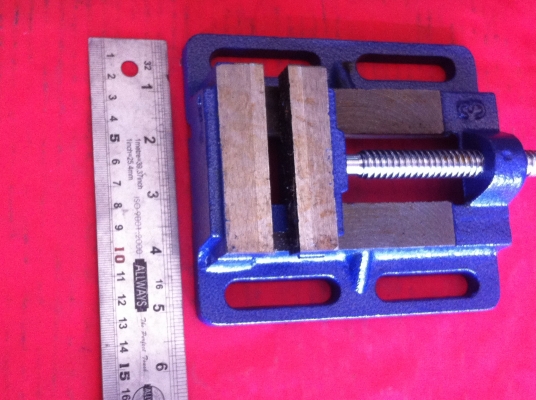 ปากกาจับชิ้นงาน 3 นิ้วและ 4 นิ้ว บนแท่นสว่าน หรือยึดบนโต้ะได้ ใช้จับชิ้นงานในการเจาะ ทำเกลี่ยว อื่นๆ ช่วยให้การทำงานง่ายขึ้น