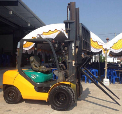 จำหน่าย Forklift ดีเซล KOMATSU 3 ตัน ดีเซล ญี่ปุ่น FD30HT รุ่น 16  เกียร์ออโต้ **มี Hinged Fork** ปี 2007 เสา 4 เมตร เครื่อง 4 สูบ นำเข้าจากญี่ปุ่น