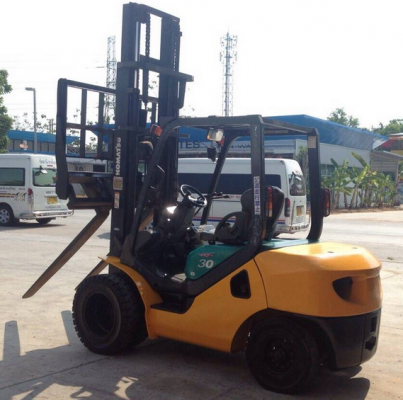 จำหน่าย Forklift ดีเซล KOMATSU 3 ตัน ดีเซล ญี่ปุ่น FD30HT รุ่น 16  เกียร์ออโต้ **มี Hinged Fork** ปี 2007 เสา 4 เมตร เครื่อง 4 สูบ นำเข้าจากญี่ปุ่น