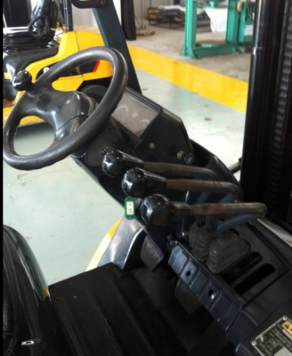 จำหน่าย Forklift ดีเซล CAT DP30NT เสา 4.5 เมตร ติด Hinged Fork + บุ้งกี๋ ปี 2006