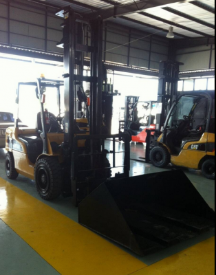 จำหน่าย Forklift ดีเซล CAT DP30NT เสา 4.5 เมตร ติด Hinged Fork + บุ้งกี๋ ปี 2006