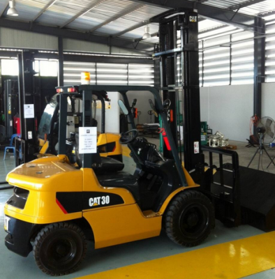จำหน่าย Forklift ดีเซล CAT DP30NT เสา 4.5 เมตร ติด Hinged Fork + บุ้งกี๋ ปี 2006