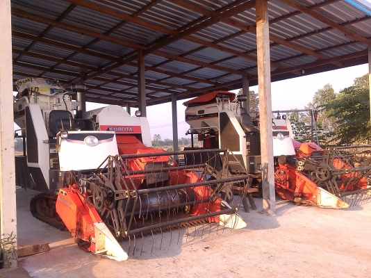 ขายรถเกี่ยวข้าวDC  60. ปี53. ทำงาน1750ช.ม. ปี54. 1554 ช.ม2. คันพร้อมตัวลาก. เครื่องดีมากๆครับช่างล่างดีพร้อมทำงานได้เลยครับ เล่มทะเบียนพร้อมโอนครับ..ไม่แพงอย่างทีคิดครับ..เฒ่าแก่กำลังมองหารถเกี่ยวรุ่นนี้อยู่โทรมาติดต่ราคาได้เลยครับ..รับรองไม่ผิดครับ..3คัน