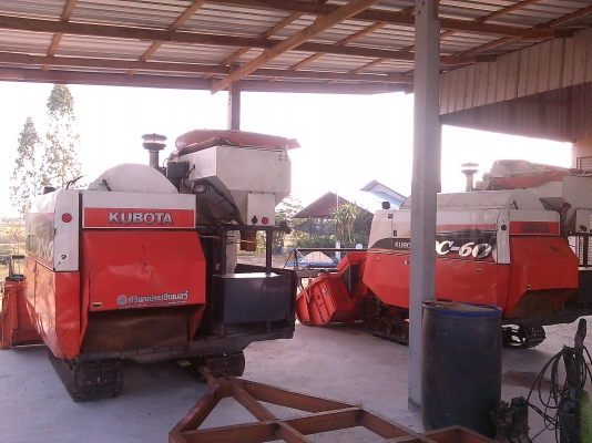 ขายรถเกี่ยวข้าวDC  60. ปี53. ทำงาน1750ช.ม. ปี54. 1554 ช.ม2. คันพร้อมตัวลาก. เครื่องดีมากๆครับช่างล่างดีพร้อมทำงานได้เลยครับ เล่มทะเบียนพร้อมโอนครับ..ไม่แพงอย่างทีคิดครับ..เฒ่าแก่กำลังมองหารถเกี่ยวรุ่นนี้อยู่โทรมาติดต่ราคาได้เลยครับ..รับรองไม่ผิดครับ..3คัน