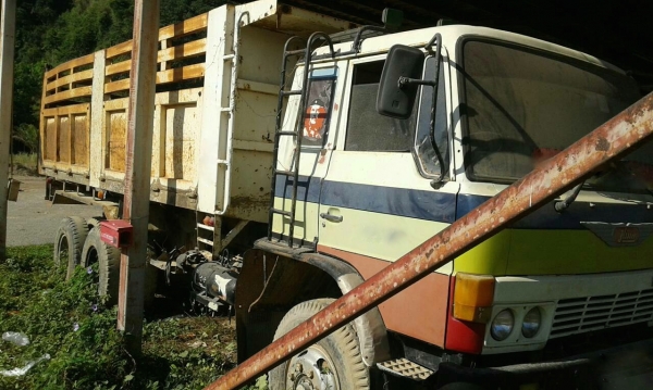 รถฮีโน่  10  ล้อดั้ม 168  แรงม้า.   สนใจติดต่อ 081 - 6079515