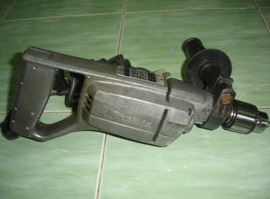 ขายสว่านไฟฟ้าแบบกระแทก ยี่ห้อ makita รุ่น 8416 ขนาด 5/8" 570 วัตต์