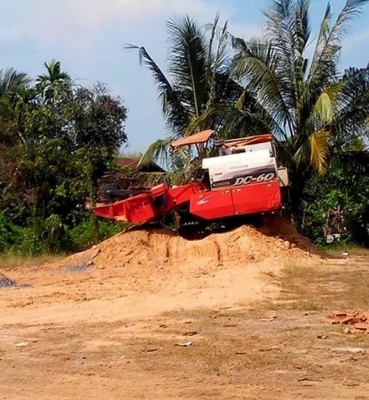 ต้องการขายรถเกี่ยวสภาพสวยพร้อมใช้เอกสารพร้อมโอนดีชี60พลัสสภาพโดยรวม80\%พร้อมบริการส่งถึงที่